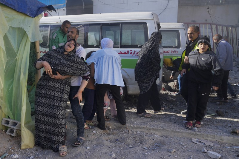 Pasukan Israel menembakkan suar di atas Rafah di Jalur Gaza selatan, di tengah pertempuran yang sedang berlangsung antara Israel dan kelompok militan Palestina Hamas. Pasukan Israel menembakkan suar di atas Rafah di Jalur Gaza selatan, di tengah pertempuran yang sedang berlangsung antara Israel dan kelompok militan Palestina Hamas. (Photo by AFP)