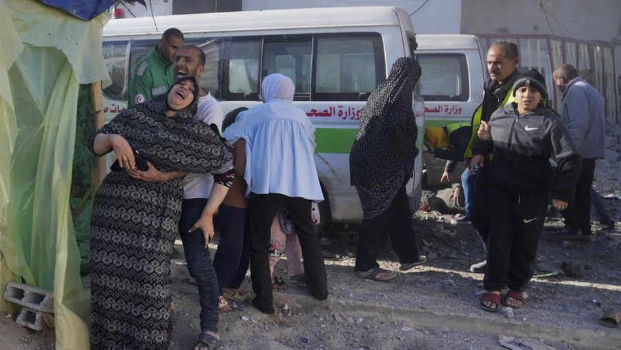 Warga Palestina bereaksi di halaman Rumah Sakit Al-Aqsa di Deir al Balah, Jalur Gaza, beberapa saat setelah serangan Israel menghantam gedung di sebelahnya pada Rabu, 10 Januari 2024. (AP Photo/Hatem Moussa)