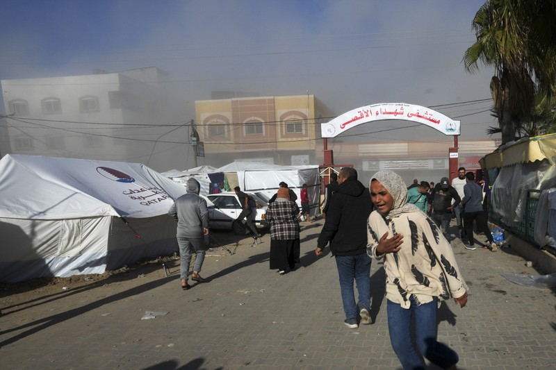 Pasukan Israel menembakkan suar di atas Rafah di Jalur Gaza selatan, di tengah pertempuran yang sedang berlangsung antara Israel dan kelompok militan Palestina Hamas. (Photo by AFP)