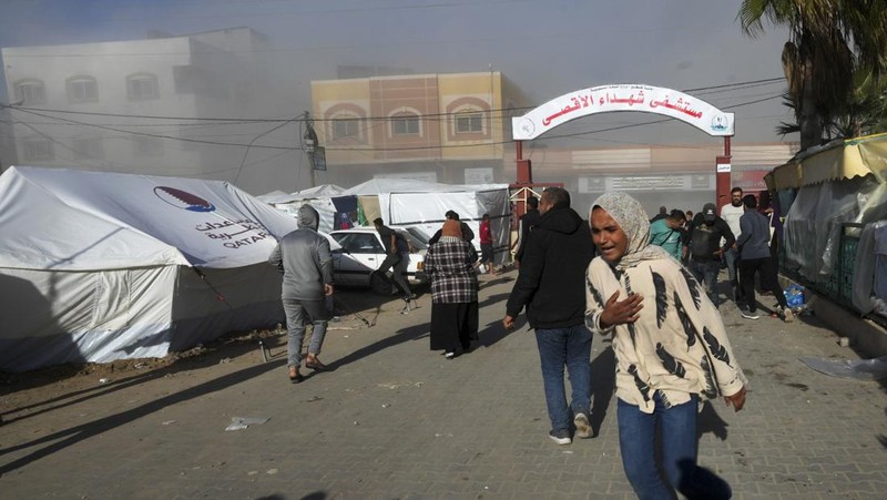 Pasukan Israel menembakkan suar di atas Rafah di Jalur Gaza selatan, di tengah pertempuran yang sedang berlangsung antara Israel dan kelompok militan Palestina Hamas. (Photo by AFP)