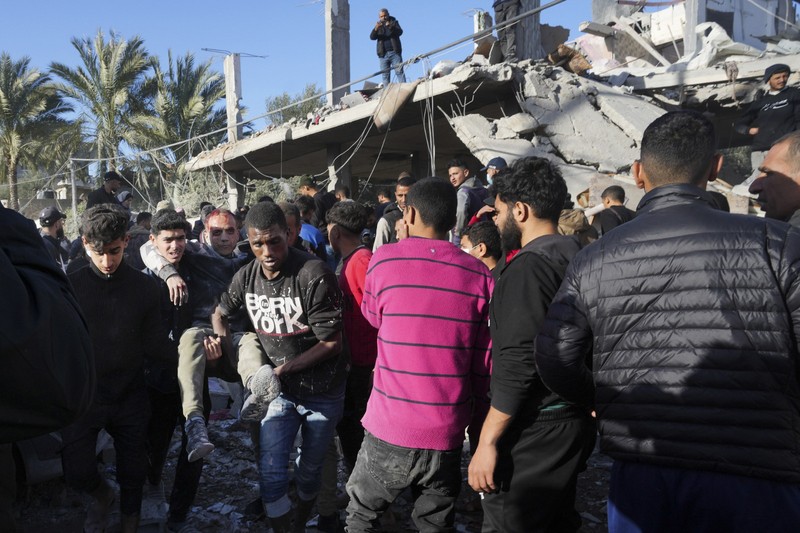 Pasukan Israel menembakkan suar di atas Rafah di Jalur Gaza selatan, di tengah pertempuran yang sedang berlangsung antara Israel dan kelompok militan Palestina Hamas. Pasukan Israel menembakkan suar di atas Rafah di Jalur Gaza selatan, di tengah pertempuran yang sedang berlangsung antara Israel dan kelompok militan Palestina Hamas. (Photo by AFP)