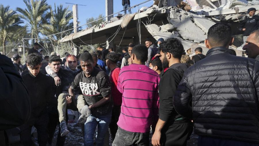 Pasukan Israel menembakkan suar di atas Rafah di Jalur Gaza selatan, di tengah pertempuran yang sedang berlangsung antara Israel dan kelompok militan Palestina Hamas. (Photo by AFP)