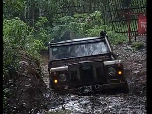 Sensasi Jumpalitan Naik Land Rover di Wisata Offroad Lembang