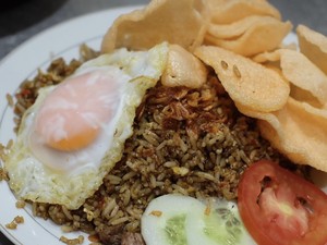 5 Nasi Goreng Kaki Lima yang Kelezatannya Bertahan Puluhan Tahun