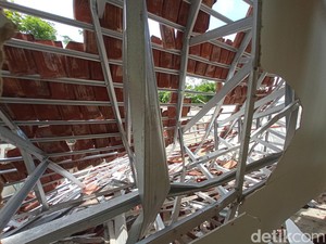 Disdik Cirebon Ungkap Penyebab Ambruknya Atap Kelas SMPN 2 Greged