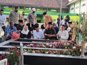Ganjar Ziarah ke Makam Kiai Bisri Syansuri di Jombang Sebelum Anies-Cak Imin