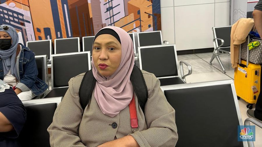 Fatimah seorang warga negara Malaysia yang jajal Kereta Cepat Whoosh. (CNBC Indonesia/Martyasari Rizky)