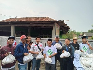 Relawan Prabowo-Gibran Datangi Korban Banjir di Telukjambe Karawang
