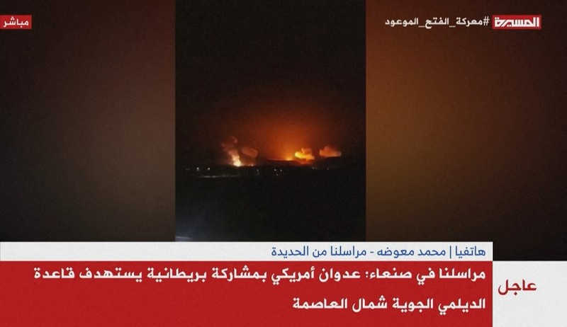 Video saksi mata yang dirilis pada Jumat (12 Januari) menunjukkan awan asap besar di Hodeidah Yaman setelah Amerika Serikat dan Inggris melancarkan serangan terhadap situs-situs yang terkait dengan gerakan Houthi sehari sebelumnya. (Tangkapan Layar Video Reuters)