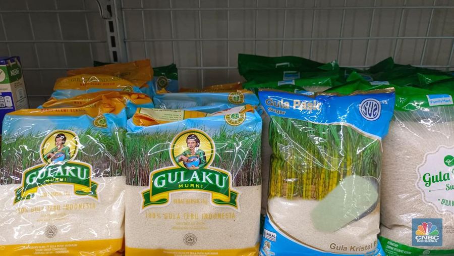 Gula kemasan di toko ritel. (CNBC Indonesia/Martyasari Rizky)