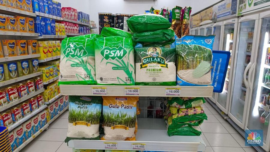 Gula kemasan di toko ritel. (CNBC Indonesia/Martyasari Rizky)