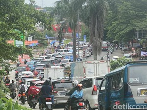 Lalin GDC Depok Macet Parah Siang Ini Imbas Pelat Gorong-gorong Rusak