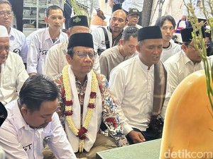 Ziarah ke Makam Mbah Ratu Ayu Pasuruan, Mahfud: Beliau Patut Diteladani