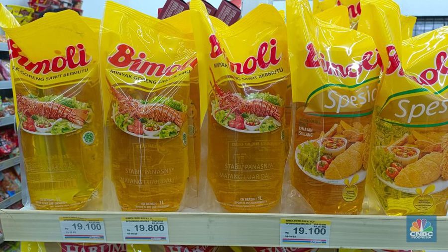 Minyak goreng kemasan non Minyakita di ritel modern. (CNBC Indonesia/Martyasari Rizky)