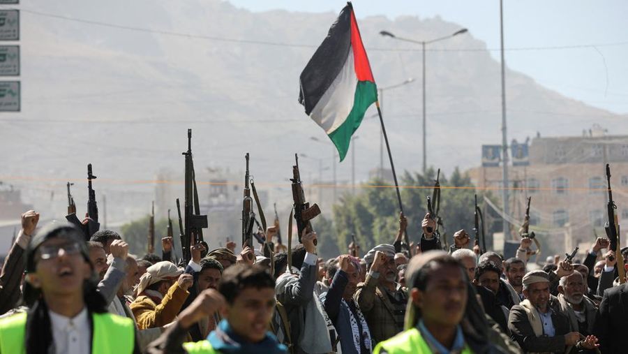 Para pejuang Houthi yang baru direkrut berpartisipasi dalam sebuah upacara di akhir pelatihan mereka di Sanaa, Yaman, Kamis (11/1/2024). (REUTERS/Khaled Abdullah)