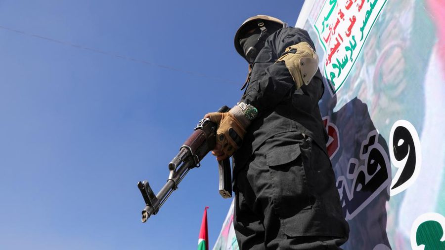 Para pejuang Houthi yang baru direkrut berpartisipasi dalam sebuah upacara di akhir pelatihan mereka di Sanaa, Yaman, Kamis (11/1/2024). (REUTERS/Khaled Abdullah)