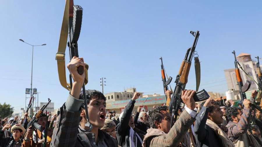 Para pejuang Houthi yang baru direkrut berpartisipasi dalam sebuah upacara di akhir pelatihan mereka di Sanaa, Yaman, Kamis (11/1/2024). (REUTERS/Khaled Abdullah)