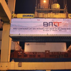 BNCT Beroperasi, Bongkar Muat Peti Kemas Perdana 1.000 TEUs