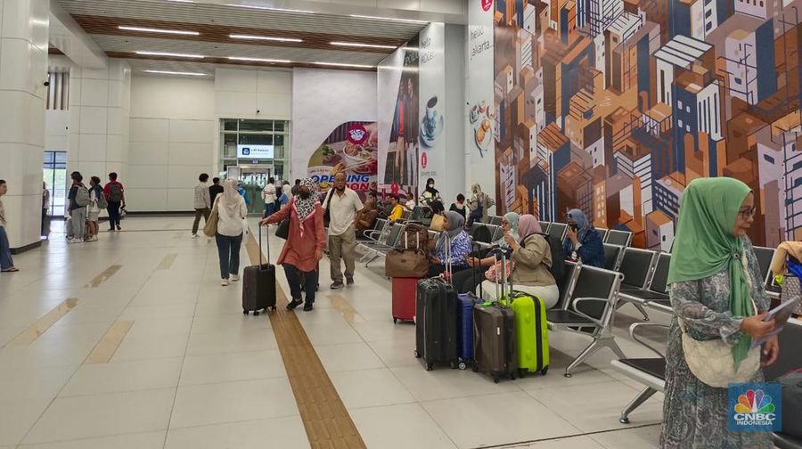 Penumpang Kereta Cepat Whoosh di Stasiun Halim. (CNBC Indonesia/Martyasari Rizky)