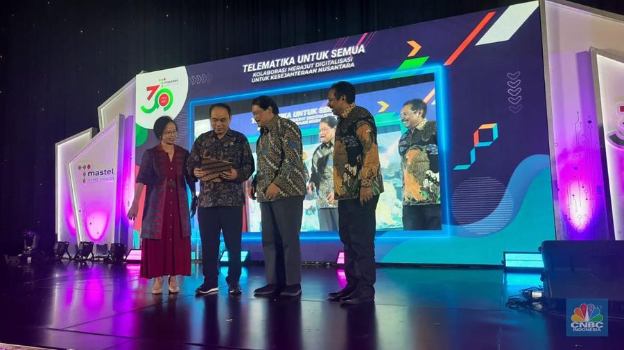 Menkominfo Budi Arie Setiadi (kedua dari kiri) menghadiri acara perayaan 30 tahun Masyarakat Telematika (Mastel).