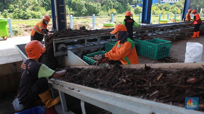 Petugas memilah sampah yang akan dijadikan pupuk kompos di Saringan Sampah TB Simatupang, Jakarta, Jumat (12/1/2024). (CNBC Indonesia/Muhammad Sabki)