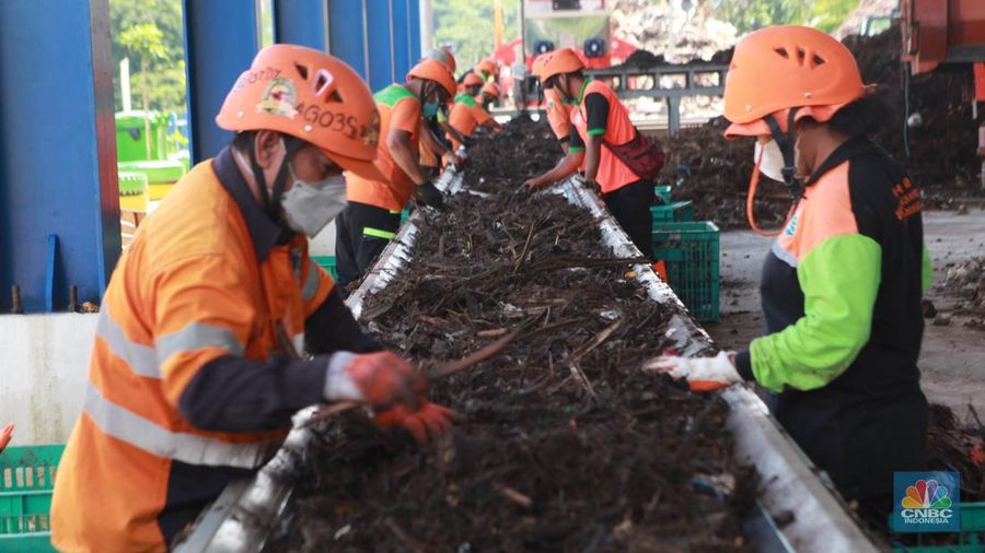 Petugas memilah sampah yang akan dijadikan pupuk kompos di Saringan Sampah TB Simatupang, Jakarta, Jumat (12/1/2024). (CNBC Indonesia/Muhammad Sabki)
