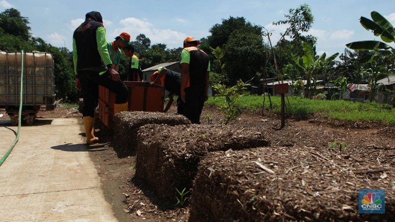 Petugas memilah sampah yang akan dijadikan pupuk kompos di Saringan Sampah TB Simatupang, Jakarta, Jumat (12/1/2024). (CNBC Indonesia/Muhammad Sabki)