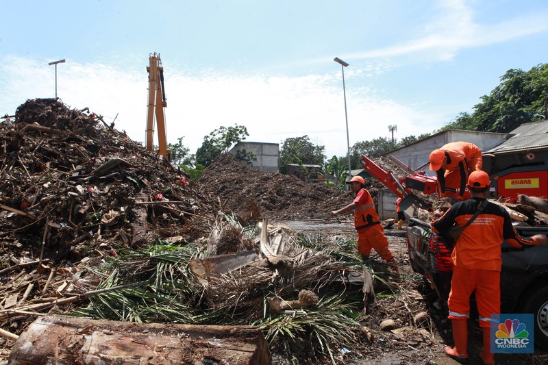 Petugas memilah sampah yang akan dijadikan pupuk kompos di Saringan Sampah TB Simatupang, Jakarta, Jumat (12/1/2024). (CNBC Indonesia/Muhammad Sabki)