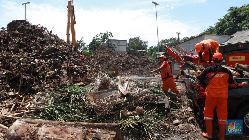 Petugas memilah sampah yang akan dijadikan pupuk kompos di Saringan Sampah TB Simatupang, Jakarta, Jumat (12/1/2024). (CNBC Indonesia/Muhammad Sabki)