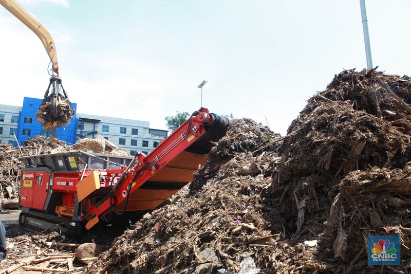 Petugas memilah sampah yang akan dijadikan pupuk kompos di Saringan Sampah TB Simatupang, Jakarta, Jumat (12/1/2024). Petugas memilah sampah yang akan dijadikan pupuk kompos di Saringan Sampah TB Simatupang, Jakarta, Jumat (12/1/2024). (CNBC Indonesia/Muhammad Sabki)