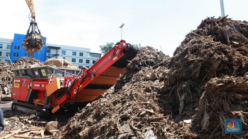 Petugas memilah sampah yang akan dijadikan pupuk kompos di Saringan Sampah TB Simatupang, Jakarta, Jumat (12/1/2024). (CNBC Indonesia/Muhammad Sabki)