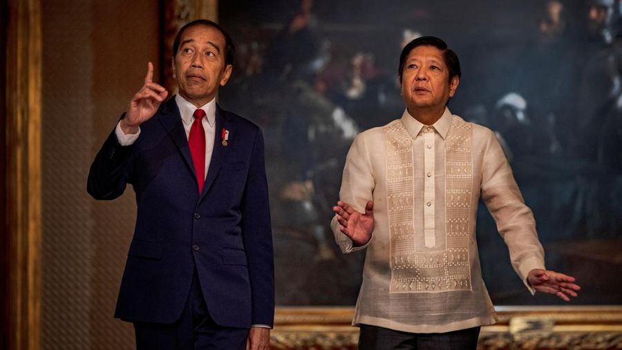 Presiden Joko Widodo saat pertemuan dengan Presiden Filipina Ferdinand Marcos Jr di Malacanang Palace, Manila, Filipina, Rabu (10/1/2023). (Ezra Acayan/Pool via REUTERS)
