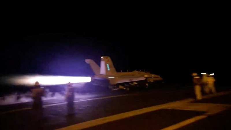 Sebuah pesawat lepas landas s untuk bergabung dengan operasi koalisi pimpinan AS melawan sasaran militer di Yaman. (US Central Command via X/Handout via REUTERS)