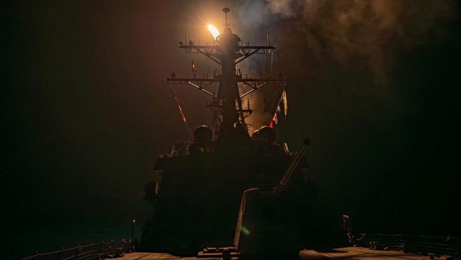 Sebuah rudal diluncurkan dari kapal perang selama operasi koalisi pimpinan AS terhadap sasaran militer di Yaman, yang ditujukan pada milisi Houthi yang didukung Iran dan telah menargetkan pelayaran internasional di Laut Merah, dari lokasi yang dirahasiakan, dalam gambar selebaran yang dirilis pada 12 Januari 2024. (US Central Command via X/Handout via REUTERS)