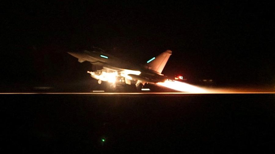 Sebuahpesawat Typhoon RAF lepas landas untuk bergabung dengan operasi koalisi pimpinan AS melawan sasaran militer di Yaman. (UK MOD/Handout via REUTERS)