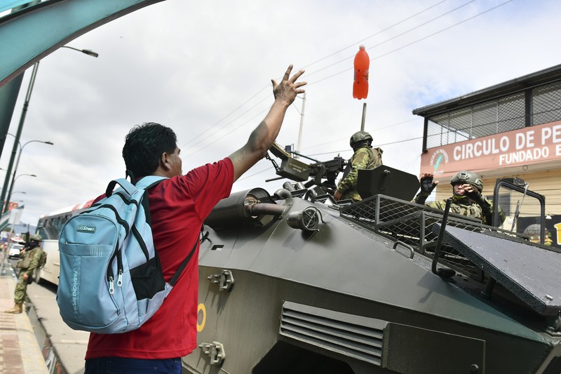 Seorang tentara memeriksa punggung seorang pria, memeriksa tato geng, selama operasi penghentian dan penggeledahan di Portoviejo, Ekuador, Kamis, 11 Januari 2024. Seorang tentara memeriksa punggung seorang pria, memeriksa tato geng, selama operasi penghentian dan penggeledahan di Portoviejo, Ekuador, Kamis, 11 Januari 2024. Presiden Daniel Noboa pada Senin menetapkan keadaan darurat nasional karena gelombang kejahatan, sebuah tindakan yang memungkinkan pihak berwenang menangguhkan hak-hak masyarakat dan memobilisasi militer. (AP Photo/Ariel Ochoa)