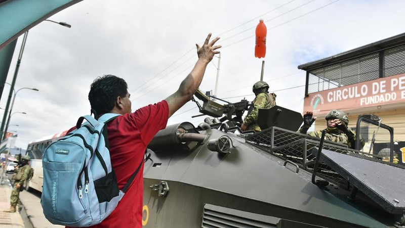 Seorang tentara memeriksa punggung seorang pria, memeriksa tato geng, selama operasi penghentian dan penggeledahan di Portoviejo, Ekuador, Kamis, 11 Januari 2024. Presiden Daniel Noboa pada Senin menetapkan keadaan darurat nasional karena gelombang kejahatan, sebuah tindakan yang memungkinkan pihak berwenang menangguhkan hak-hak masyarakat dan memobilisasi militer.  (AP Photo/Ariel Ochoa)