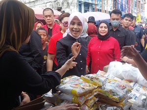 Istri Ganjar Temui Penjual di Pasar Palembang, Terima Keluhan Harga-Bansos