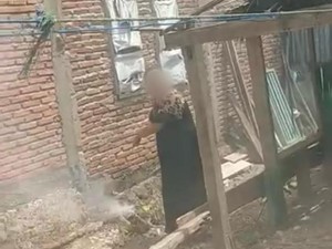 Emak-emak di Kolaka Timur Adu Jotos gegara Bakar Sampah Dekat Jemuran