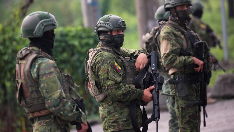 Seorang tentara memeriksa punggung seorang pria, memeriksa tato geng, selama operasi penghentian dan penggeledahan di Portoviejo, Ekuador, Kamis, 11 Januari 2024. Presiden Daniel Noboa pada Senin menetapkan keadaan darurat nasional karena gelombang kejahatan, sebuah tindakan yang memungkinkan pihak berwenang menangguhkan hak-hak masyarakat dan memobilisasi militer.  (AP Photo/Ariel Ochoa)
