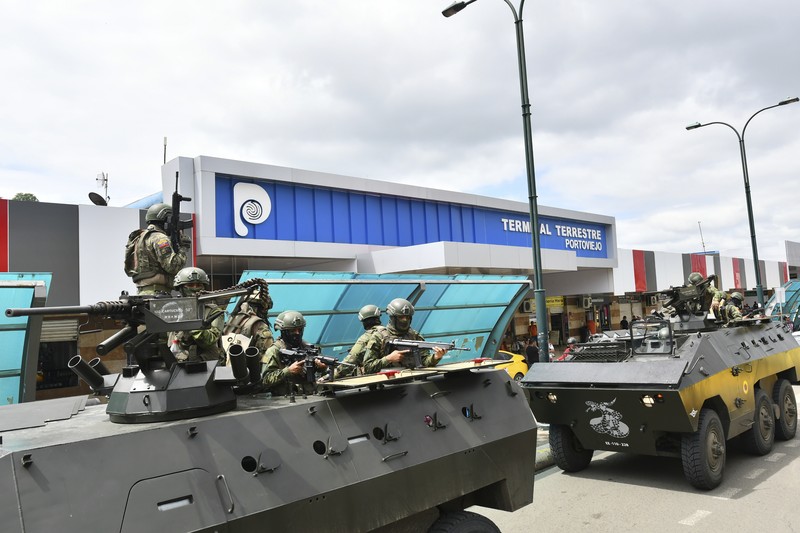 Seorang tentara memeriksa punggung seorang pria, memeriksa tato geng, selama operasi penghentian dan penggeledahan di Portoviejo, Ekuador, Kamis, 11 Januari 2024. Seorang tentara memeriksa punggung seorang pria, memeriksa tato geng, selama operasi penghentian dan penggeledahan di Portoviejo, Ekuador, Kamis, 11 Januari 2024. Presiden Daniel Noboa pada Senin menetapkan keadaan darurat nasional karena gelombang kejahatan, sebuah tindakan yang memungkinkan pihak berwenang menangguhkan hak-hak masyarakat dan memobilisasi militer. (AP Photo/Ariel Ochoa)