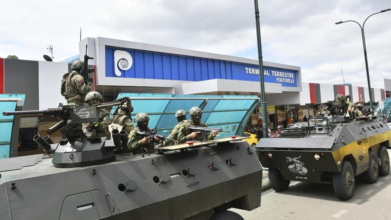 Seorang tentara memeriksa punggung seorang pria, memeriksa tato geng, selama operasi penghentian dan penggeledahan di Portoviejo, Ekuador, Kamis, 11 Januari 2024. Presiden Daniel Noboa pada Senin menetapkan keadaan darurat nasional karena gelombang kejahatan, sebuah tindakan yang memungkinkan pihak berwenang menangguhkan hak-hak masyarakat dan memobilisasi militer.  (AP Photo/Ariel Ochoa)