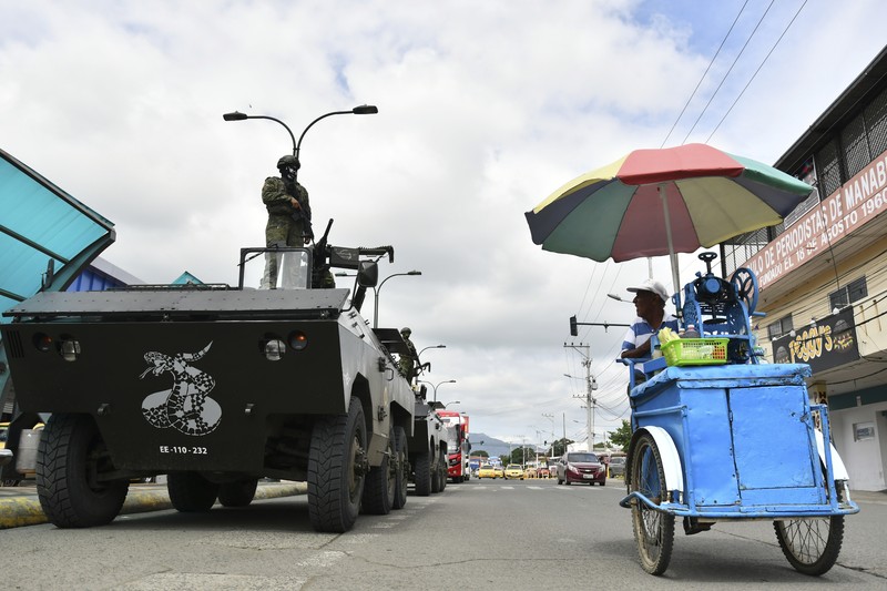 Seorang tentara memeriksa punggung seorang pria, memeriksa tato geng, selama operasi penghentian dan penggeledahan di Portoviejo, Ekuador, Kamis, 11 Januari 2024. Seorang tentara memeriksa punggung seorang pria, memeriksa tato geng, selama operasi penghentian dan penggeledahan di Portoviejo, Ekuador, Kamis, 11 Januari 2024. Presiden Daniel Noboa pada Senin menetapkan keadaan darurat nasional karena gelombang kejahatan, sebuah tindakan yang memungkinkan pihak berwenang menangguhkan hak-hak masyarakat dan memobilisasi militer. (AP Photo/Ariel Ochoa)