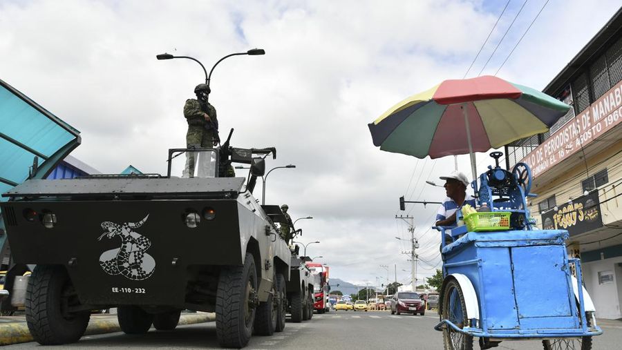 Seorang tentara memeriksa punggung seorang pria, memeriksa tato geng, selama operasi penghentian dan penggeledahan di Portoviejo, Ekuador, Kamis, 11 Januari 2024. Presiden Daniel Noboa pada Senin menetapkan keadaan darurat nasional karena gelombang kejahatan, sebuah tindakan yang memungkinkan pihak berwenang menangguhkan hak-hak masyarakat dan memobilisasi militer.  (AP Photo/Ariel Ochoa)
