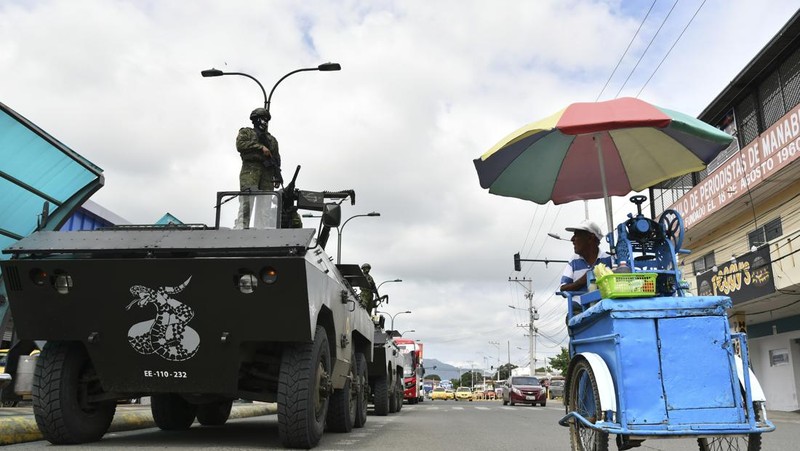 Seorang tentara memeriksa punggung seorang pria, memeriksa tato geng, selama operasi penghentian dan penggeledahan di Portoviejo, Ekuador, Kamis, 11 Januari 2024. Presiden Daniel Noboa pada Senin menetapkan keadaan darurat nasional karena gelombang kejahatan, sebuah tindakan yang memungkinkan pihak berwenang menangguhkan hak-hak masyarakat dan memobilisasi militer.  (AP Photo/Ariel Ochoa)