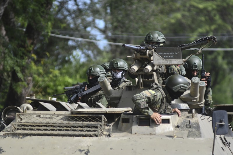 Seorang tentara memeriksa punggung seorang pria, memeriksa tato geng, selama operasi penghentian dan penggeledahan di Portoviejo, Ekuador, Kamis, 11 Januari 2024. Seorang tentara memeriksa punggung seorang pria, memeriksa tato geng, selama operasi penghentian dan penggeledahan di Portoviejo, Ekuador, Kamis, 11 Januari 2024. Presiden Daniel Noboa pada Senin menetapkan keadaan darurat nasional karena gelombang kejahatan, sebuah tindakan yang memungkinkan pihak berwenang menangguhkan hak-hak masyarakat dan memobilisasi militer. (AP Photo/Ariel Ochoa)