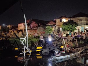 Truk Trailer Terjun dari Tol Perak Nyebur ke Bozem Morokrembangan Surabaya