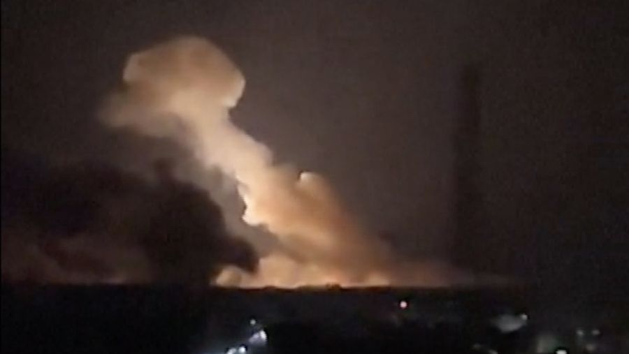 Video saksi mata yang dirilis pada Jumat (12 Januari) menunjukkan awan asap besar di Hodeidah Yaman setelah Amerika Serikat dan Inggris melancarkan serangan terhadap situs-situs yang terkait dengan gerakan Houthi sehari sebelumnya. (Tangkapan Layar Video Reuters)