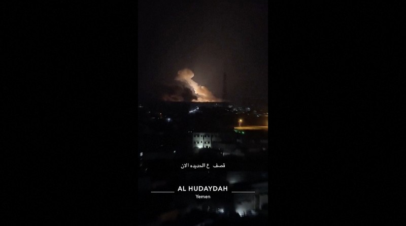 Video saksi mata yang dirilis pada Jumat (12 Januari) menunjukkan awan asap besar di Hodeidah Yaman setelah Amerika Serikat dan Inggris melancarkan serangan terhadap situs-situs yang terkait dengan gerakan Houthi sehari sebelumnya. Video saksi mata yang dirilis pada Jumat (12 Januari) menunjukkan awan asap besar di Hodeidah Yaman setelah Amerika Serikat dan Inggris melancarkan serangan terhadap situs-situs yang terkait dengan gerakan Houthi sehari sebelumnya. (Tangkapan Layar Video Reuters)