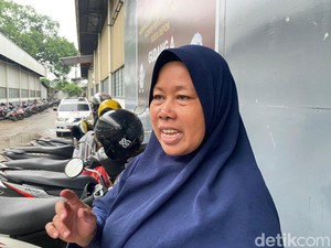 Cerita Ibu-ibu Mencari Rezeki dari Melipat Surat Suara di KPU Depok